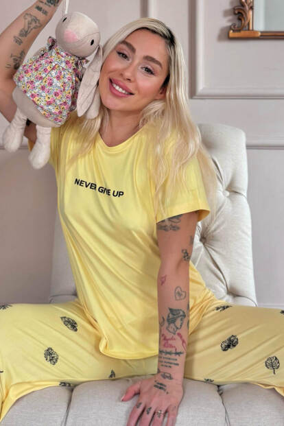 Açık Sarı Never Desenli Bambu Kısa Kol Kadın Pijama Takımı 