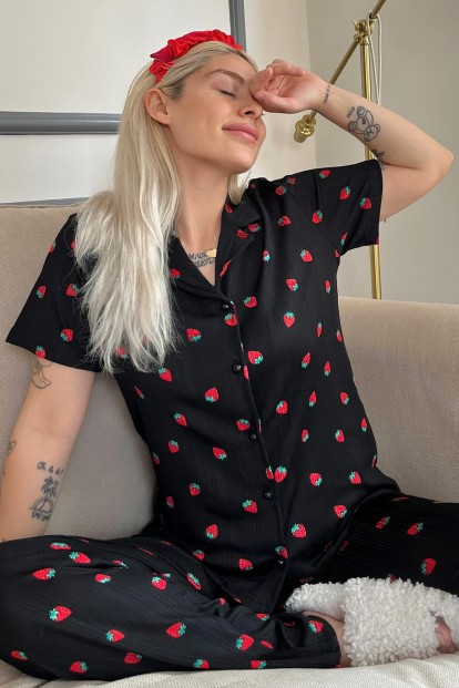 Çilek Desenli Örme Önden Düğmeli Kısa Kol Kadın Pijama Takımı 