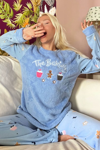 Mavi Baking Desenli Kadın Peluş Pijama Takımı - Pijamaevi