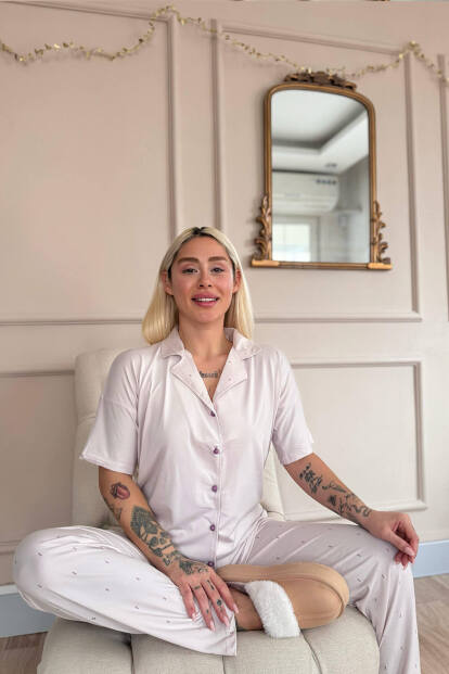 Bej Blush Dots Desenli Bambu Önden Düğmeli Kısa Kol Pijama Takımı - Pijamaevi (1)