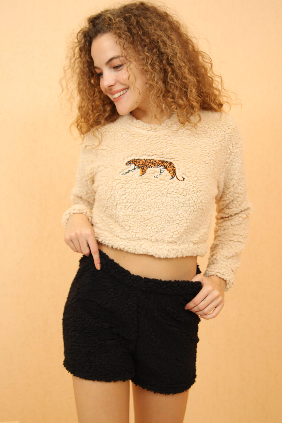 Ekru Tiger Desenli Crop Poodle Peluş Pijama Takımı
