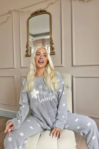 Gri Hello Winter Desenli Kadın Peluş Pijama Takımı - Pijamaevi (1)