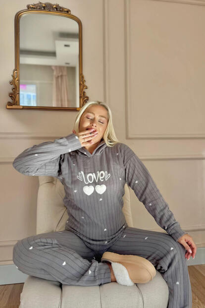 Gri Love Desenli Kapşonlu Peluş Polar Pijama Takımı - Pijamaevi (1)