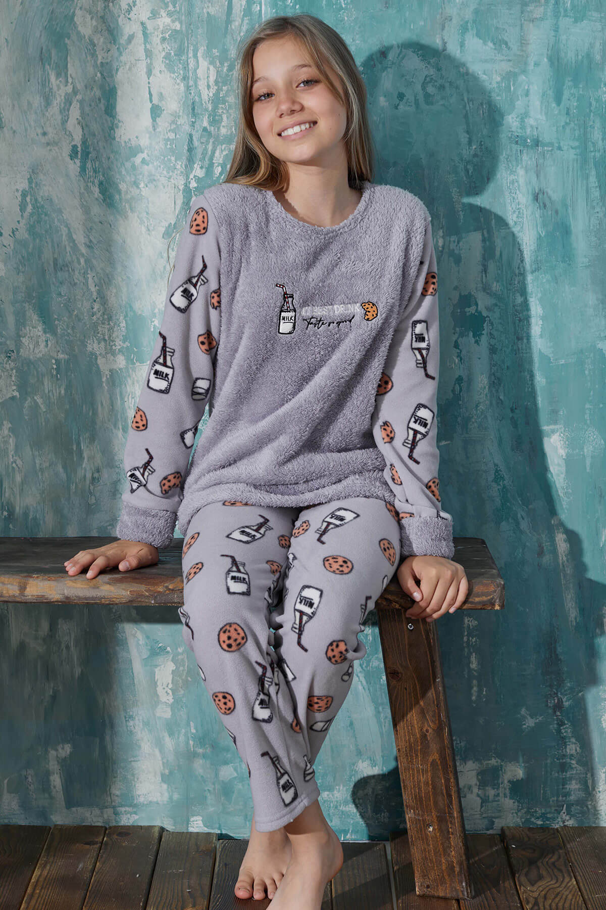 Gri Milk Desenli Kız Çocuk Peluş Pijama Takımı