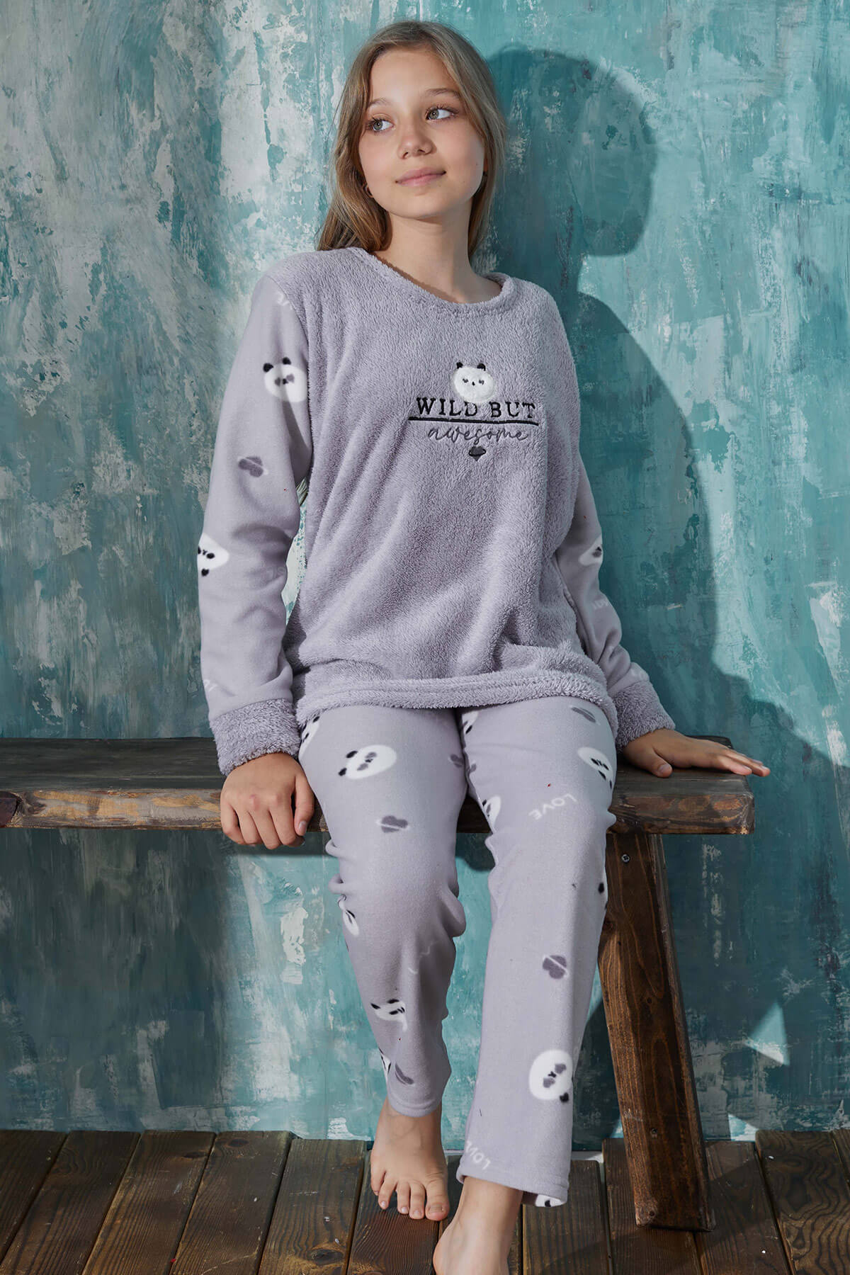Gri Wild But Desenli Kız Çocuk Peluş Pijama Takımı