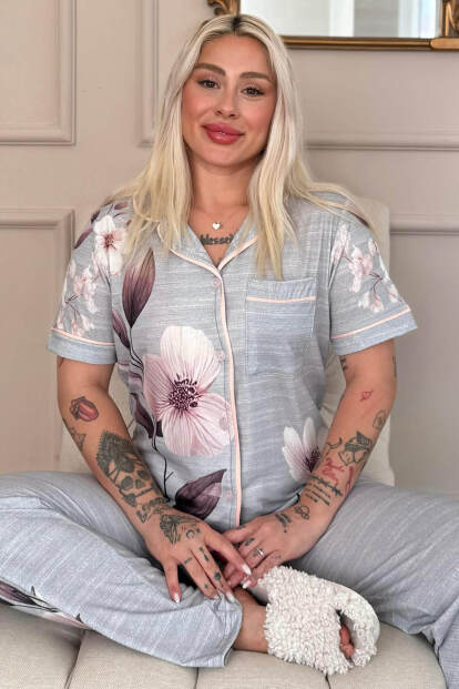 Gris Magnolia Desenli Bambu Önden Düğmeli Kısa Kol Pijama Takımı - Pijamaevi
