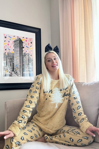 Kahve Wonder Land Desenli Kadın Peluş Pijama Takımı - Pijamaevi (1)
