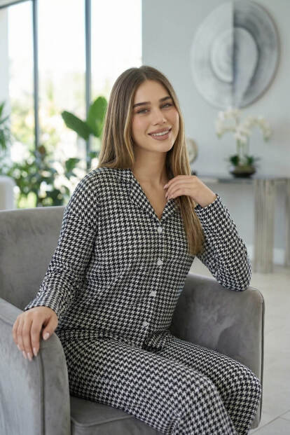 Kazayağı Baskılı Önden Düğmeli Uzun Kollu Kadife Pijama Takımı - Pijamaevi (1)