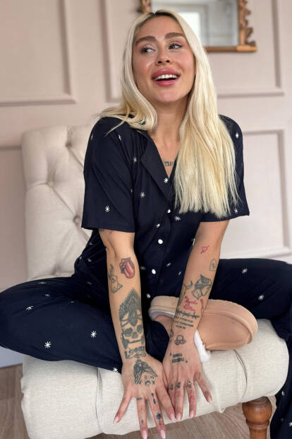 Lacivert Beyaz Mystic Shine Desenli Bambu Önden Düğmeli Kısa Kol Pijama Takımı - Pijamaevi