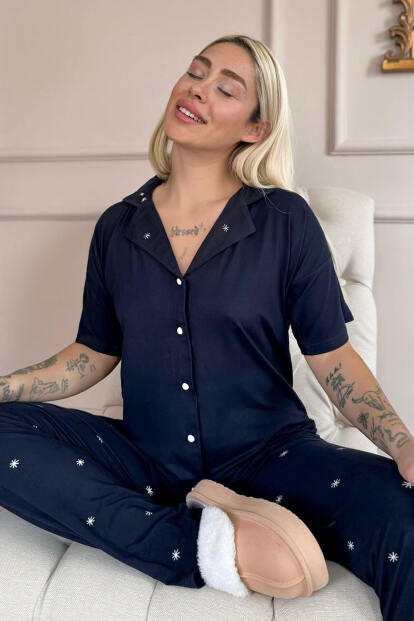 Lacivert Mystic Shine Desenli Bambu Önden Düğmeli Kısa Kol Pijama Takımı - Pijamaevi