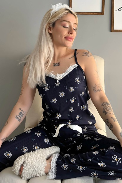 Lacivert Papatya Dantelli İp Askılı Örme Kadın Pijama Takımı - Pijamaevi