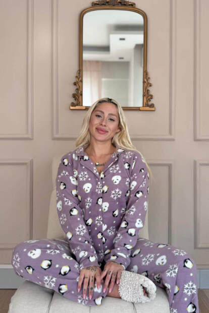Lila Penguen Desenli Önden Düğmeli Peluş Polar Pijama Takımı - Pijamaevi (1)