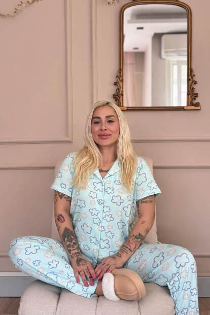 Mavi Çizgi Çiçek Desenli Örme Önden Düğmeli Kısa Kol Kadın Pijama Takımı - Pijamaevi (1)