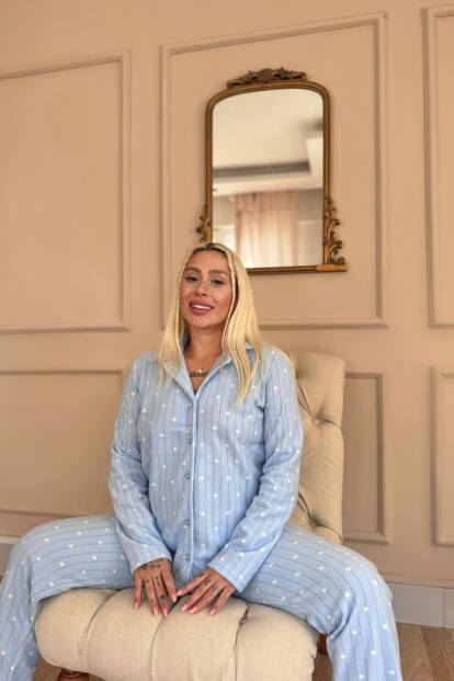Mavi Dotted Desenli Önden Düğmeli Peluş Polar Pijama Takımı - Pijamaevi (1)