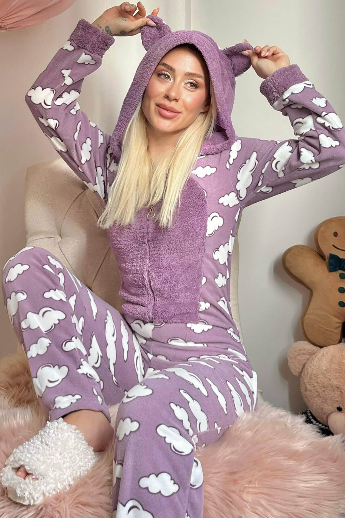 Mor Bulut Desenli Kadın Polar Peluş Tulum Pijama Takımı Tulum Pijamaevi
