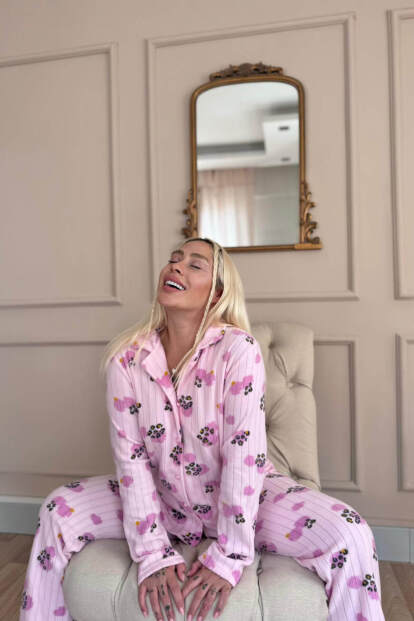 Pati Desenli Önden Düğmeli Peluş Polar Pijama Takımı - Pijamaevi (1)