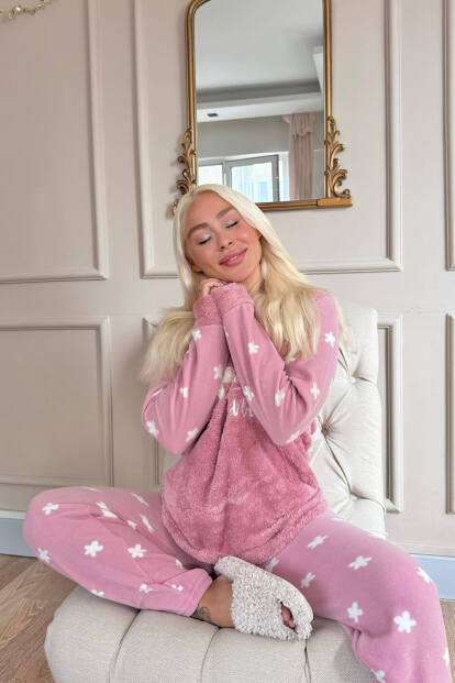 Pembe Hello Winter Desenli Kadın Peluş Pijama Takımı - Pijamaevi (1)