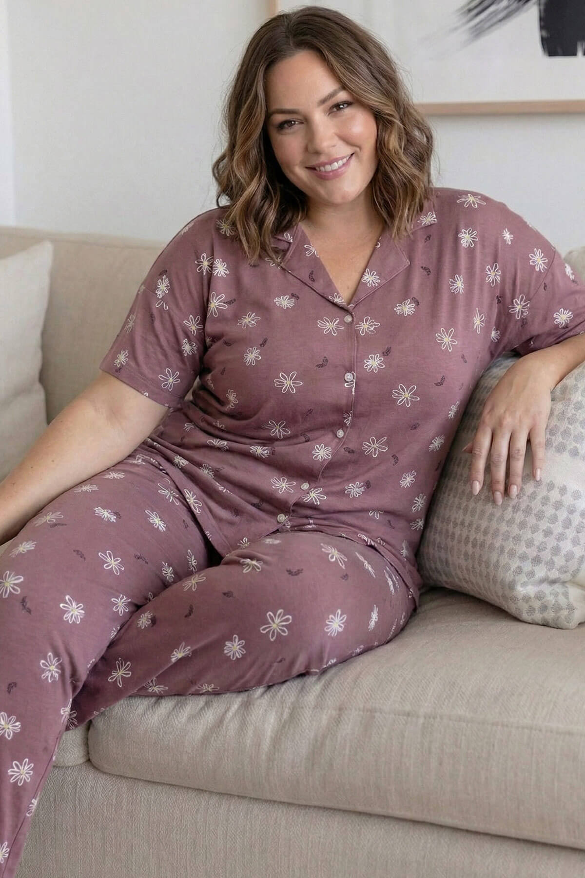 Pudra Papatya Desenli Büyük Beden Kısa Kollu Önden Düğmeli Bambu Kadın Pijama Takımı