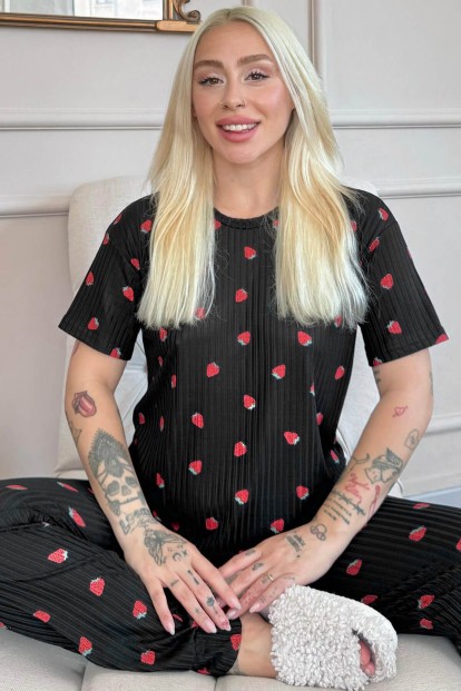 Siyah Çilek Desenli Kısa Kol Örme Zincir Kadın Pijama Takımı - Pijamaevi