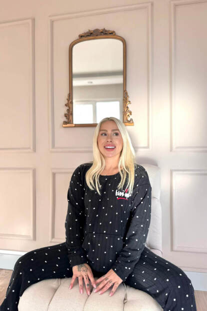 Siyah Kiss Desenli Kanguru Cepli Peluş Polar Pijama Takımı - Pijamaevi (1)