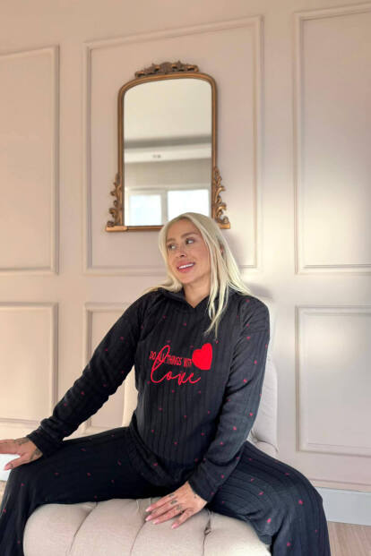 Siyah Love Desenli Kapşonlu Peluş Polar Pijama Takımı - Pijamaevi (1)