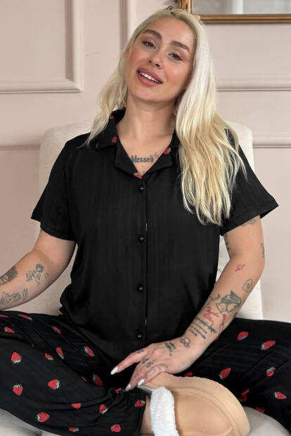 Siyah Noir Fraise Desenli Önden Düğmeli Marlenka Pijama Takımı - Pijamaevi