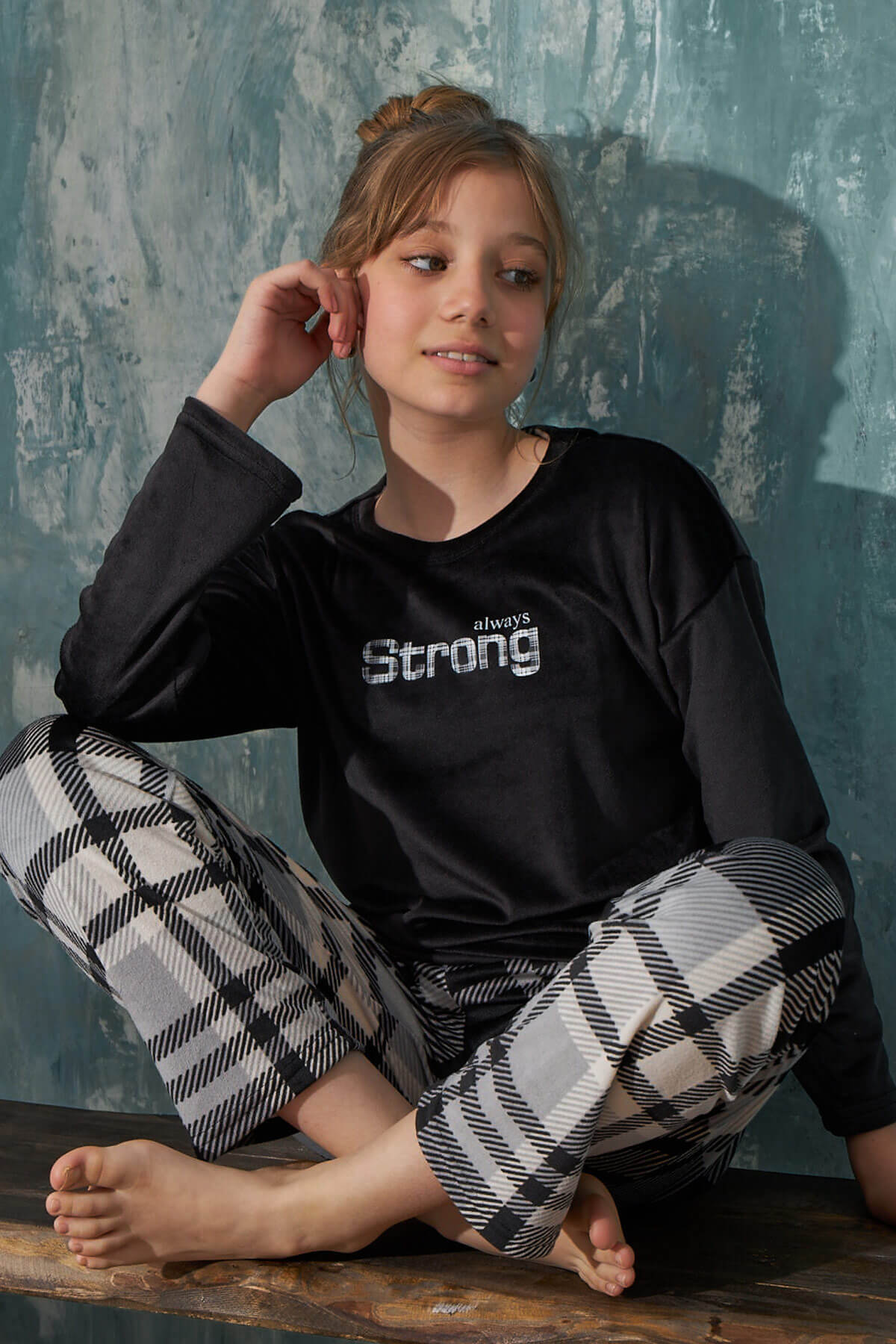 Siyah Strong Desenli Exclusive Kadife Kız Çocuk Pijama Takımı 