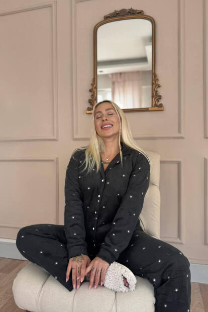 Siyah Yıldız Desenli Önden Düğmeli Peluş Polar Pijama Takımı - Pijamaevi (1)
