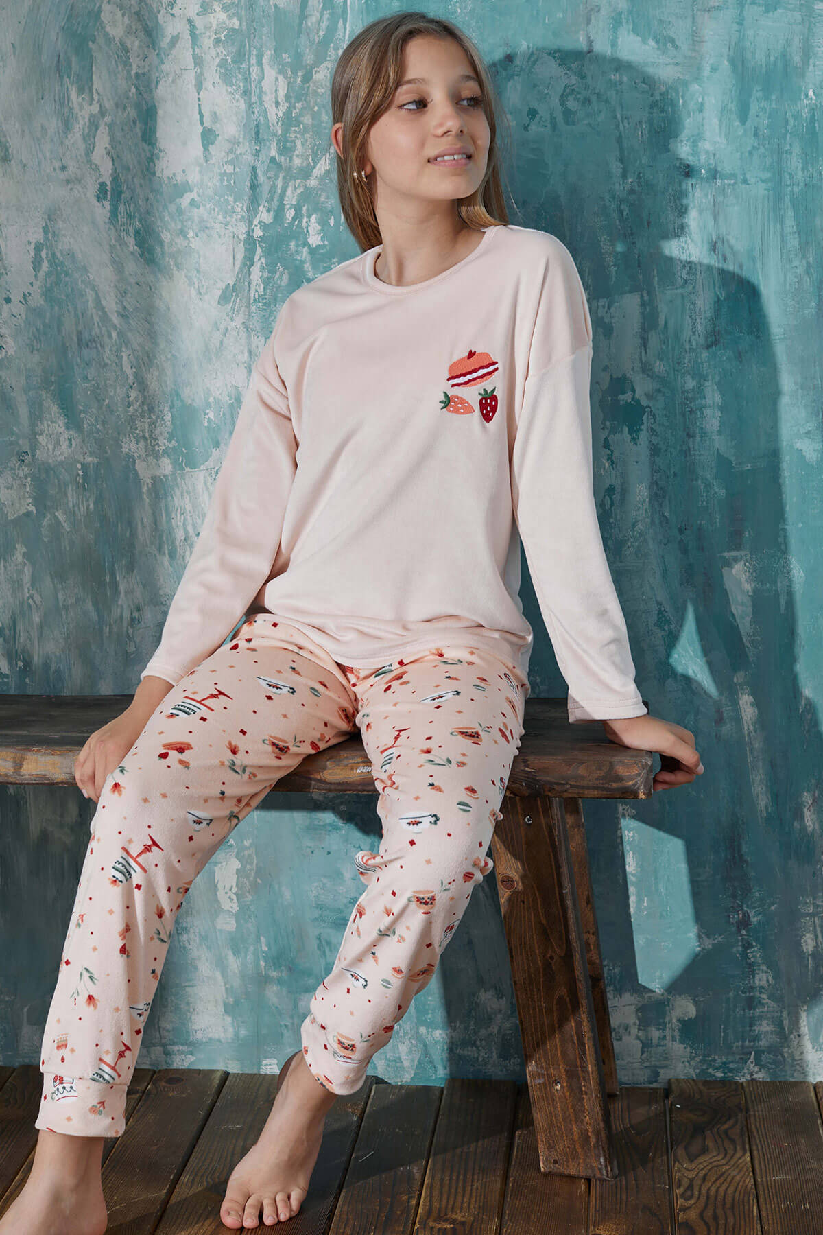 Somon Macoron Desenli Exclusive Kadife Kız Çocuk Pijama Takımı 