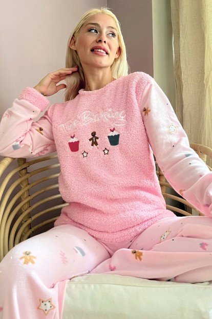 Toz Pembe Baking Desenli Kadın Peluş Pijama Takımı - Pijamaevi