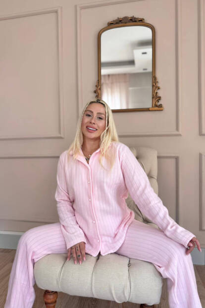 Toz Pembe Dotted Desenli Önden Düğmeli Peluş Polar Pijama Takımı - Pijamaevi (1)
