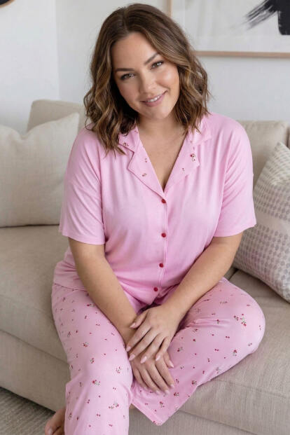 Toz Pembe Flower Desenli Büyük Beden Kısa Kollu Önden Düğmeli Bambu Kadın Pijama Takımı - Pijamaevi